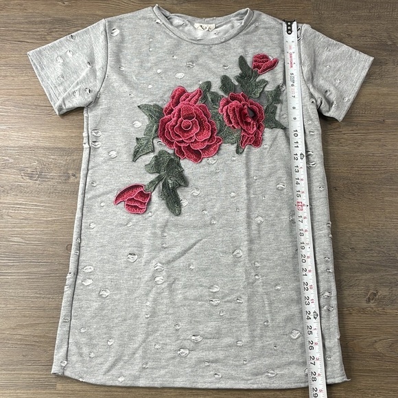 Local Lab Women’s Grey Distressed Embroidered 3D Floral Top, size medium - Picture 6 of 9